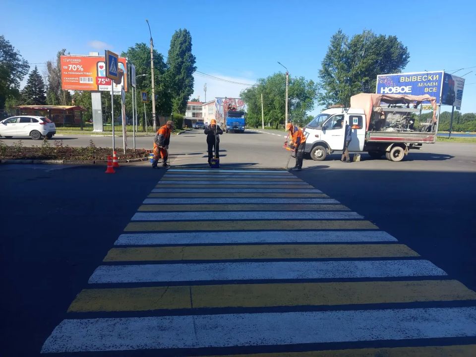 В Балаково продолжаются работы по обновлению дорожной разметки и покосу травы В Балаково продолжаются работы по обновлению дорожной разметки и покосу травы