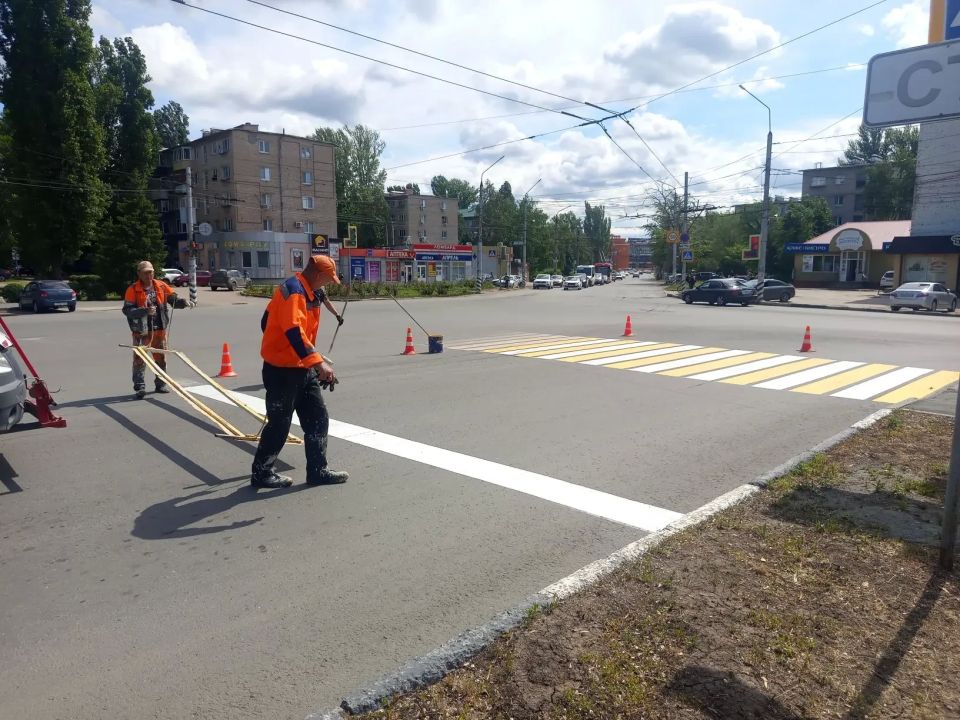 В Балаково продолжаются работы по обновлению дорожной разметки и покосу травы В Балаково продолжаются работы по обновлению дорожной разметки и покосу травы