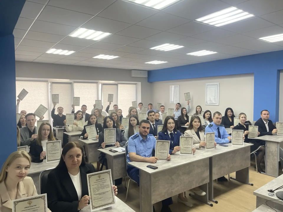 Заместитель прокурора Саратовской области Эдуард Емец торжественно вручил работникам, прошедшим профессиональное обучение, свидетельства о повышении квалификации