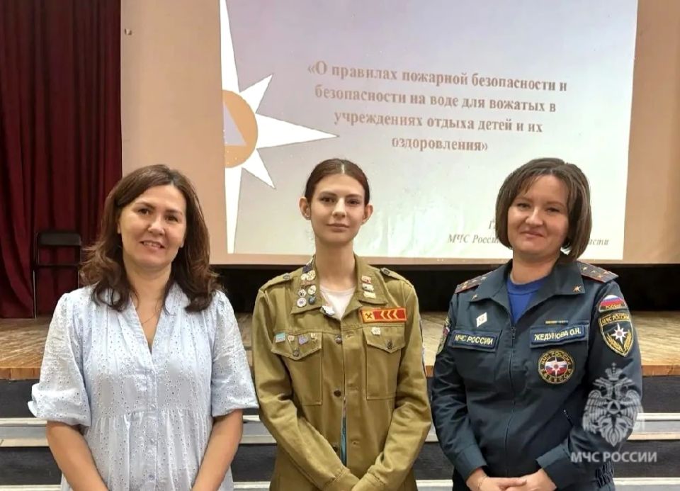 Сотрудники МЧС инструктируют вожатых детских оздоровительных лагерей и центров Сотрудники МЧС инструктируют вожатых детских оздоровительных лагерей и центров