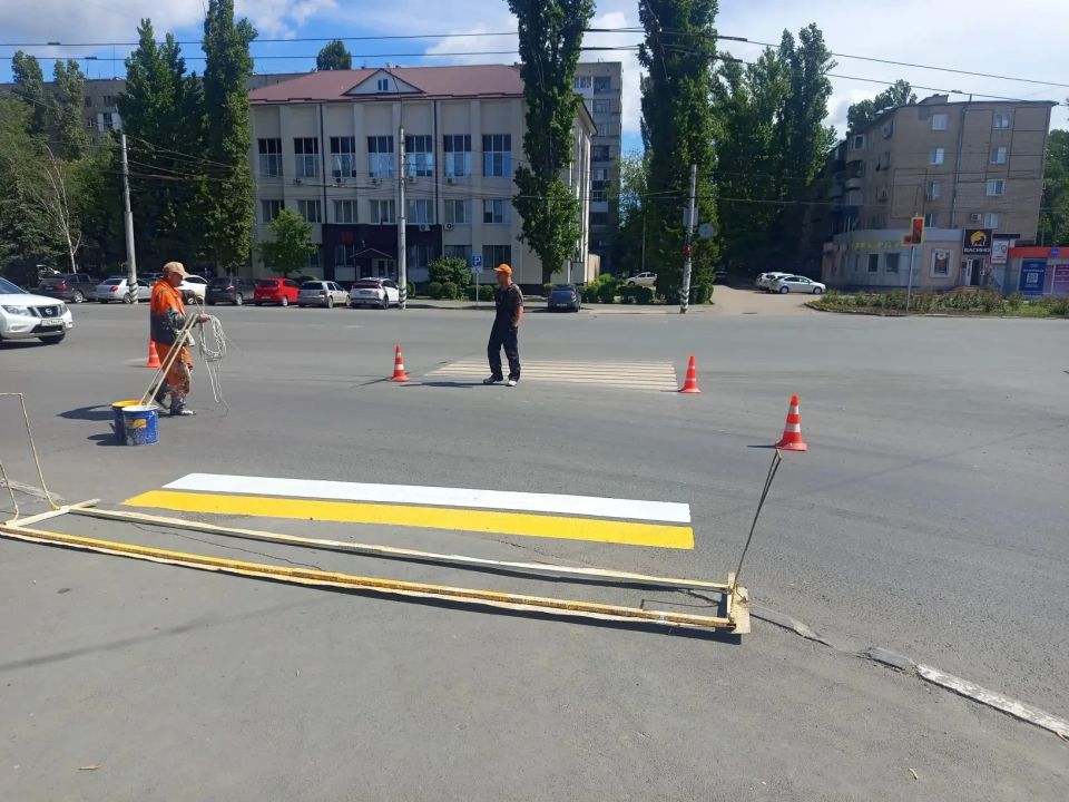 В Балаково продолжаются работы по обновлению дорожной разметки и покосу травы В Балаково продолжаются работы по обновлению дорожной разметки и покосу травы