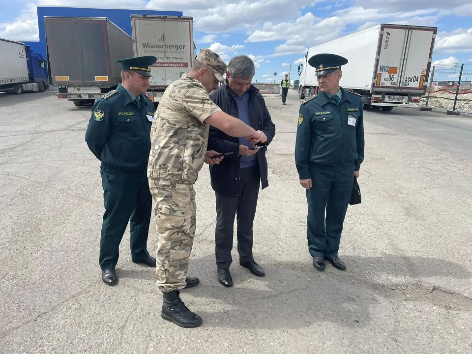 Готовность номер один: заместитель руководителя ФТС России Агепсим Ашкалов посетил пункт пропуска Озинки