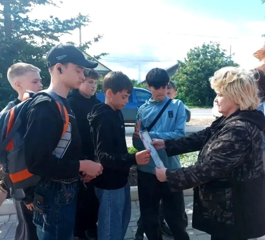 В Пугачёве полицейские, общественники и юные друзья полиции приняли участие в акции #СадПамяти В Пугачёве полицейские, общественники и юные друзья полиции приняли участие в акции #СадПамяти