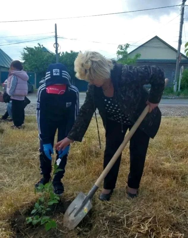 В Пугачёве полицейские, общественники и юные друзья полиции приняли участие в акции #СадПамяти В Пугачёве полицейские, общественники и юные друзья полиции приняли участие в акции #СадПамяти