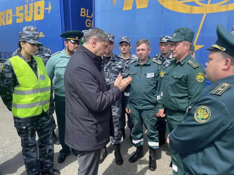 Готовность номер один: заместитель руководителя ФТС России Агепсим Ашкалов посетил пункт пропуска Озинки Готовность номер один: заместитель руководителя ФТС России Агепсим Ашкалов посетил пункт пропуска Озинки