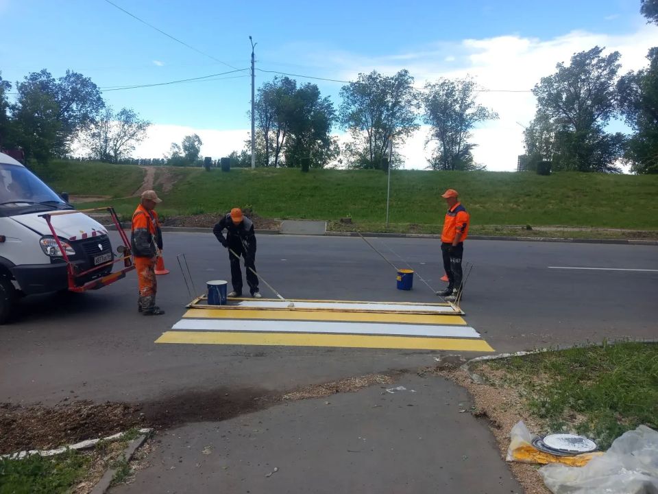 В Балаково продолжаются работы по обновлению дорожной разметки и покосу травы В Балаково продолжаются работы по обновлению дорожной разметки и покосу травы