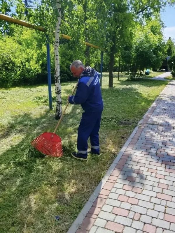 Продолжаются работы по благоустройству Продолжаются работы по благоустройству
