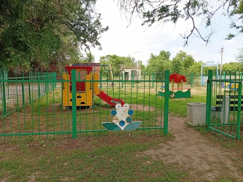 Покос детских и спортивных площадок в Быково-Отрогском МО ведётся на регулярной основе Покос детских и спортивных площадок в Быково-Отрогском МО ведётся на регулярной основе