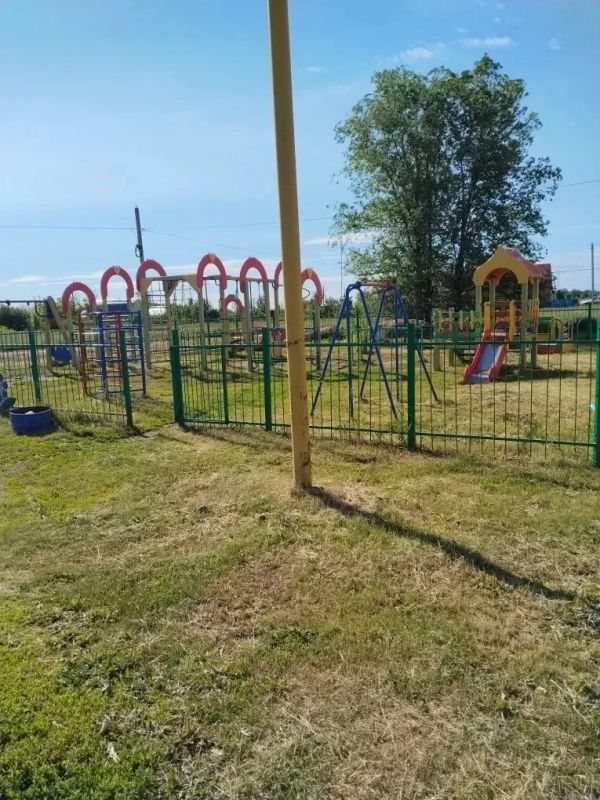 Покос детских и спортивных площадок в Быково-Отрогском МО ведётся на регулярной основе Покос детских и спортивных площадок в Быково-Отрогском МО ведётся на регулярной основе