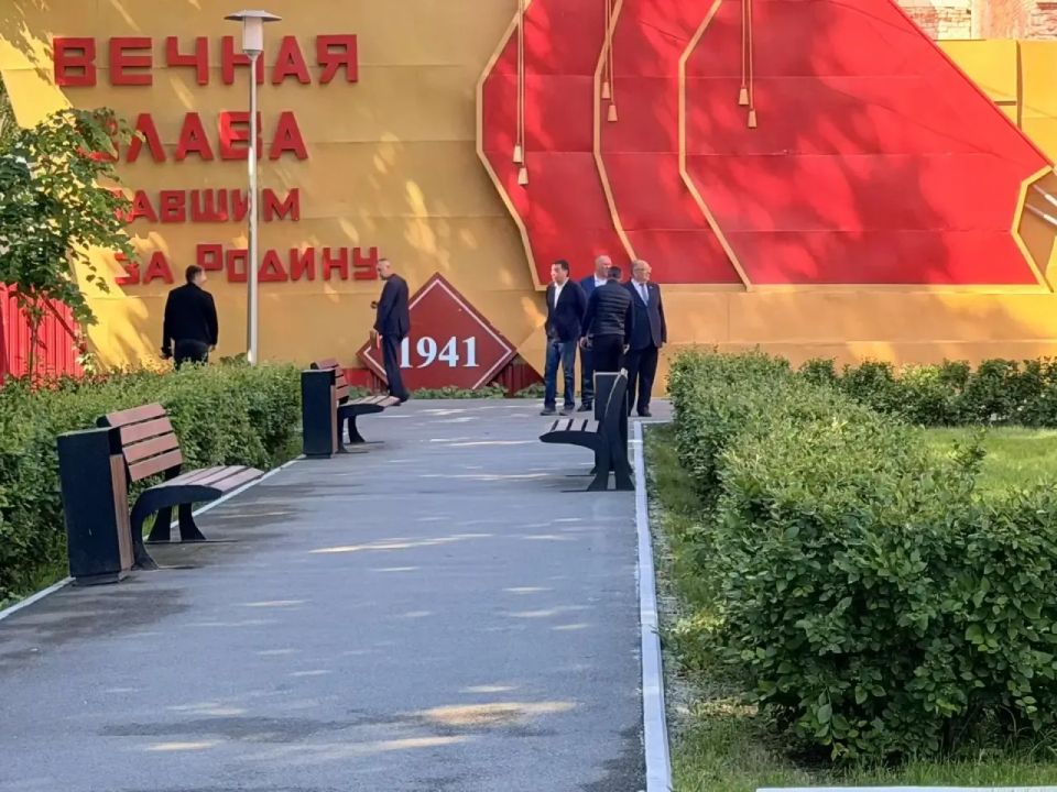 При объезде городских территорий отдельно обсудили с главами районных администраций состояние зелёных насаждений: деревьев, кустарников, газонов При объезде городских территорий отдельно обсудили с главами районных администраций состояние зелёных насаждений: деревьев, кустарников, газонов