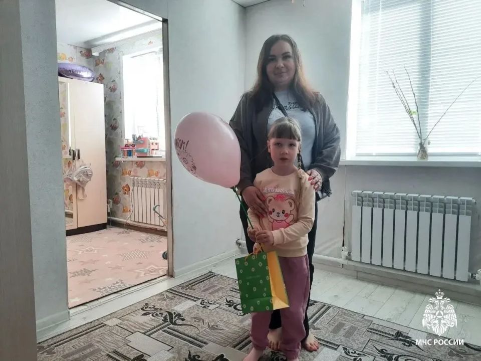 Дети должны улыбаться. В Международный день защиты детей члены Молодежного совета Саратовского МЧС вручили подарки детям участников СВО, ранее проходивших службу в нешем ведомстве Дети должны улыбаться. В Международный день защиты детей члены Молодежного совета Саратовского МЧС вручили подарки детям участников СВО, ранее проходивших службу в нешем ведомстве