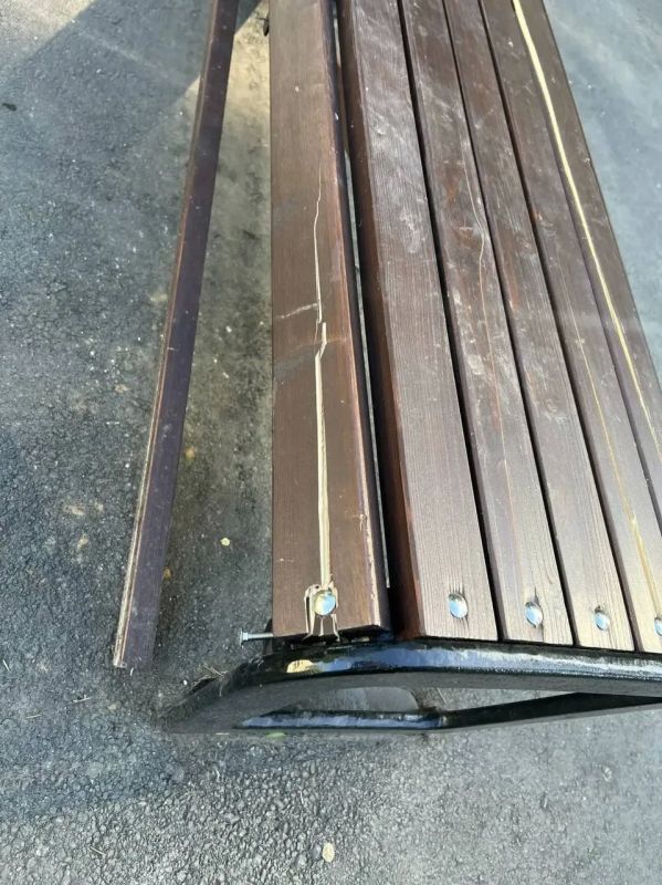 В саратовском сквере вандалы сломали скамейки В саратовском сквере вандалы сломали скамейки