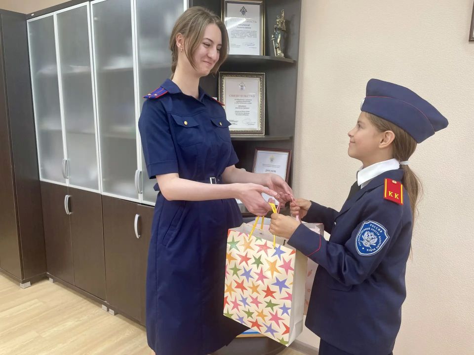 Представители следственного управления СК России по Саратовской области поздравили многодетную семью с Днем защиты детей Представители следственного управления СК России по Саратовской области поздравили многодетную семью с Днем защиты детей