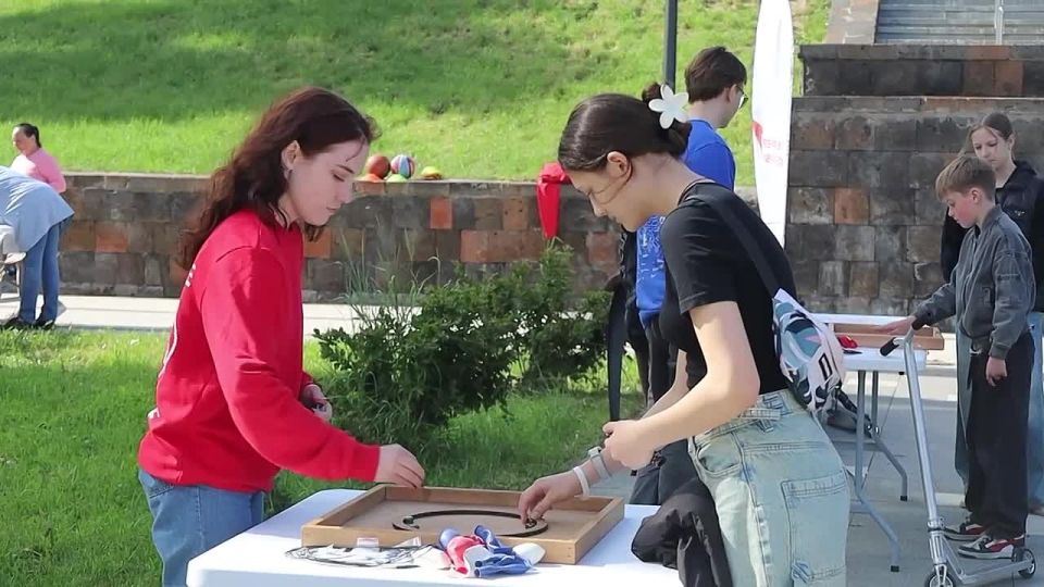 На городской набережной для юных саратовцев прошла большая развлекательная программа