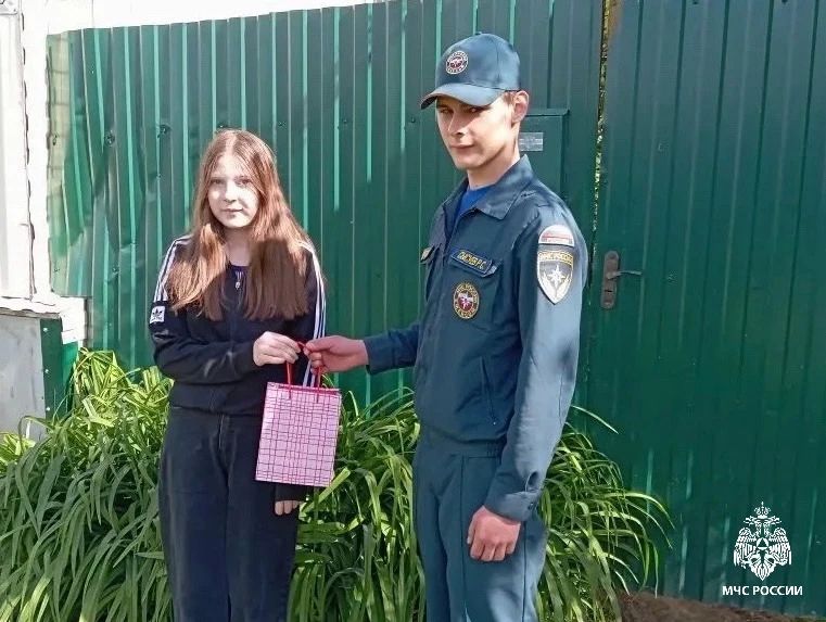 Дети должны улыбаться. В Международный день защиты детей члены Молодежного совета Саратовского МЧС вручили подарки детям участников СВО, ранее проходивших службу в нешем ведомстве Дети должны улыбаться. В Международный день защиты детей члены Молодежного совета Саратовского МЧС вручили подарки детям участников СВО, ранее проходивших службу в нешем ведомстве