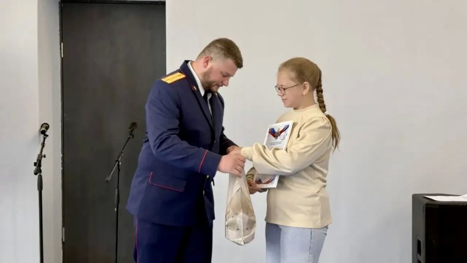 Призёра конкурса творческих работ поздравили следователи регионального управления