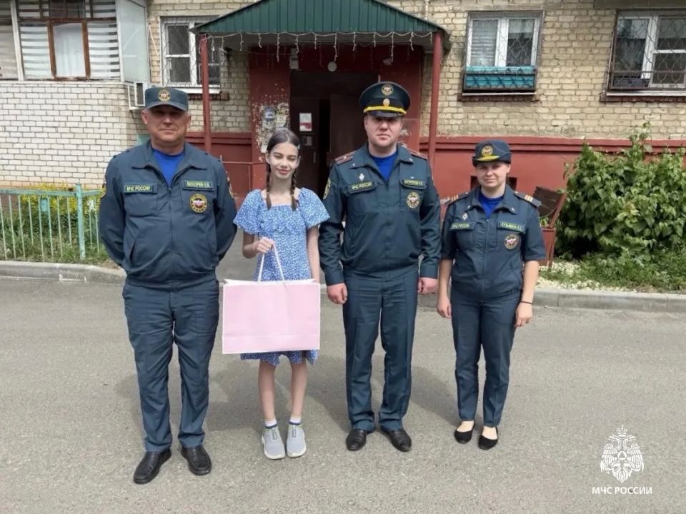 Дети должны улыбаться. В Международный день защиты детей члены Молодежного совета Саратовского МЧС вручили подарки детям участников СВО, ранее проходивших службу в нешем ведомстве Дети должны улыбаться. В Международный день защиты детей члены Молодежного совета Саратовского МЧС вручили подарки детям участников СВО, ранее проходивших службу в нешем ведомстве