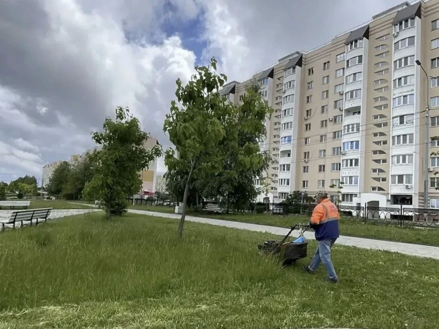 Продолжаются работы по благоустройству Продолжаются работы по благоустройству