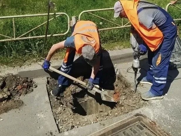 Продолжаются комплексные работы по содержанию ливневой канализации Продолжаются комплексные работы по содержанию ливневой канализации