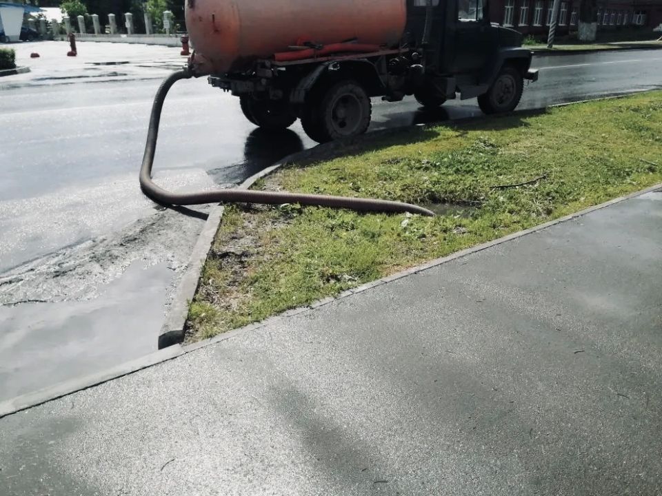 Откачиваем дождевые воды с улиц города Откачиваем дождевые воды с улиц города