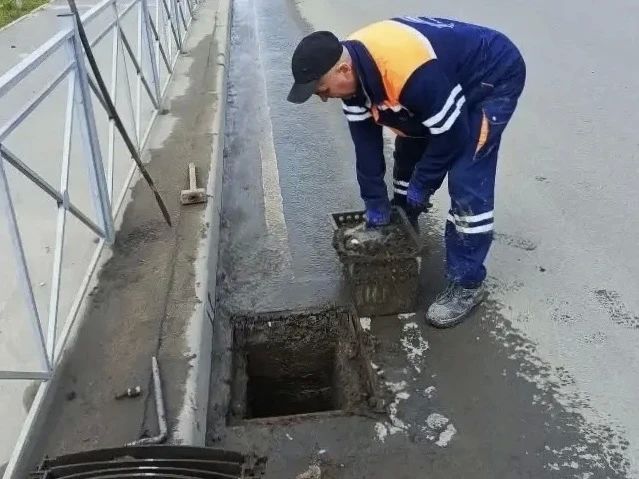 Продолжаются комплексные работы по содержанию ливневой канализации Продолжаются комплексные работы по содержанию ливневой канализации
