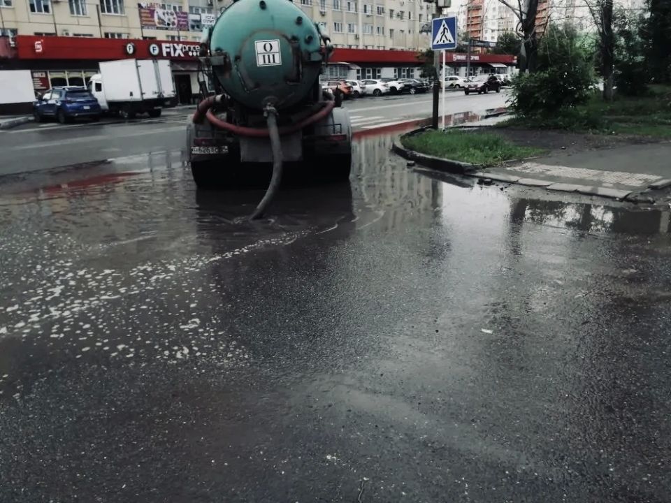Откачиваем дождевые воды с улиц города Откачиваем дождевые воды с улиц города