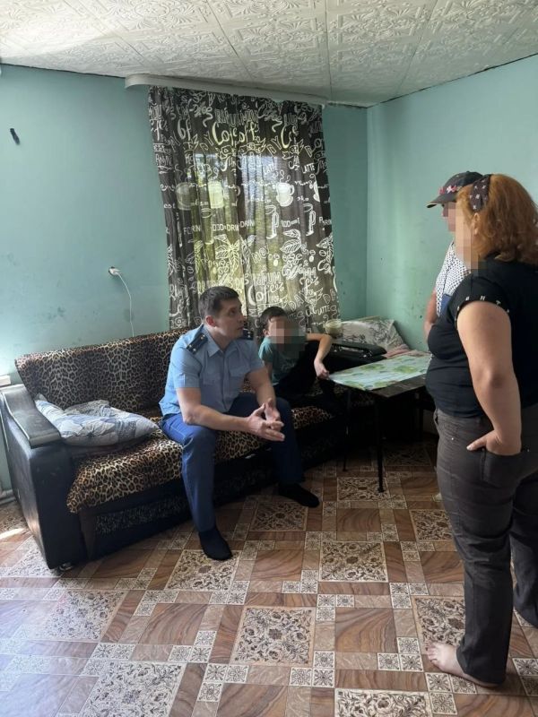 Заместитель Ртищевского межрайонного прокурора советник юстиции Дмитрий Терешкин посетил семью с детьми, требующую особого внимания и заботы Заместитель Ртищевского межрайонного прокурора советник юстиции Дмитрий Терешкин посетил семью с детьми, требующую особого внимания и заботы