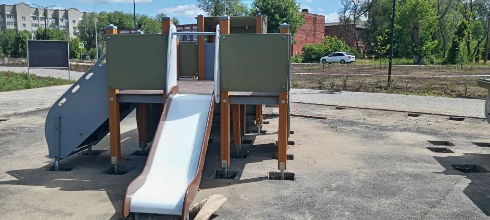 Детскую и спортивную площадки в Летном городке Энгельса откроют на следующей неделе Детскую и спортивную площадки в Летном городке Энгельса откроют на следующей неделе
