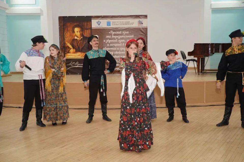 Саратовские студенты и школьники читали произведения Пушкина в День русского языка Саратовские студенты и школьники читали произведения Пушкина в День русского языка