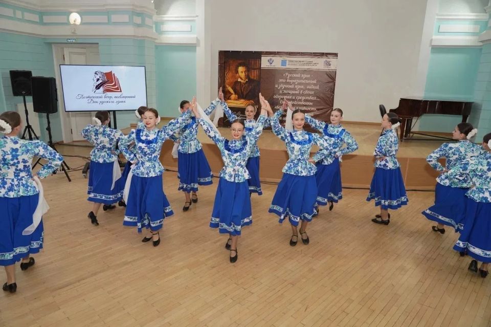 Саратовские студенты и школьники читали произведения Пушкина в День русского языка Саратовские студенты и школьники читали произведения Пушкина в День русского языка
