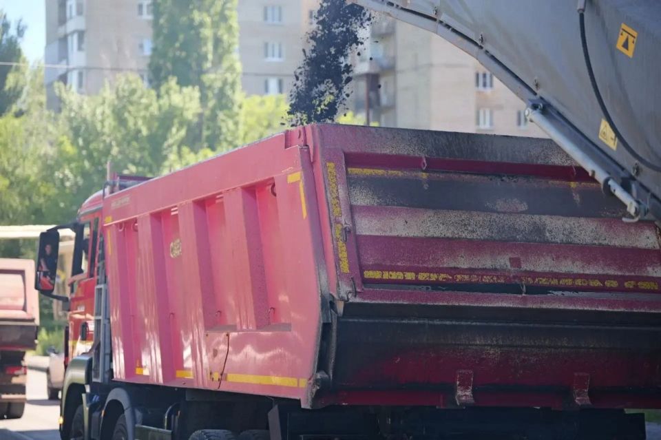 На дорогах Саратова развернуты масштабные ремонтные работы На дорогах Саратова развернуты масштабные ремонтные работы