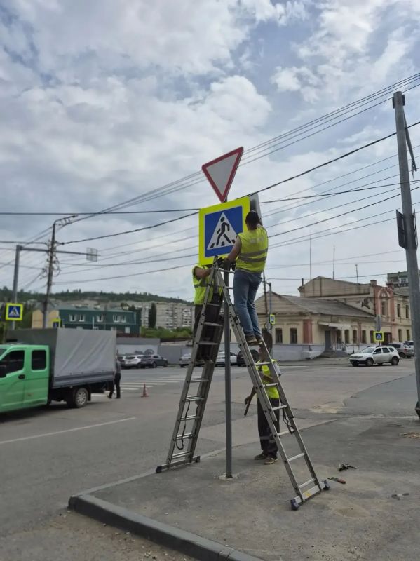 В городе установлены новые дорожные знаки В городе установлены новые дорожные знаки