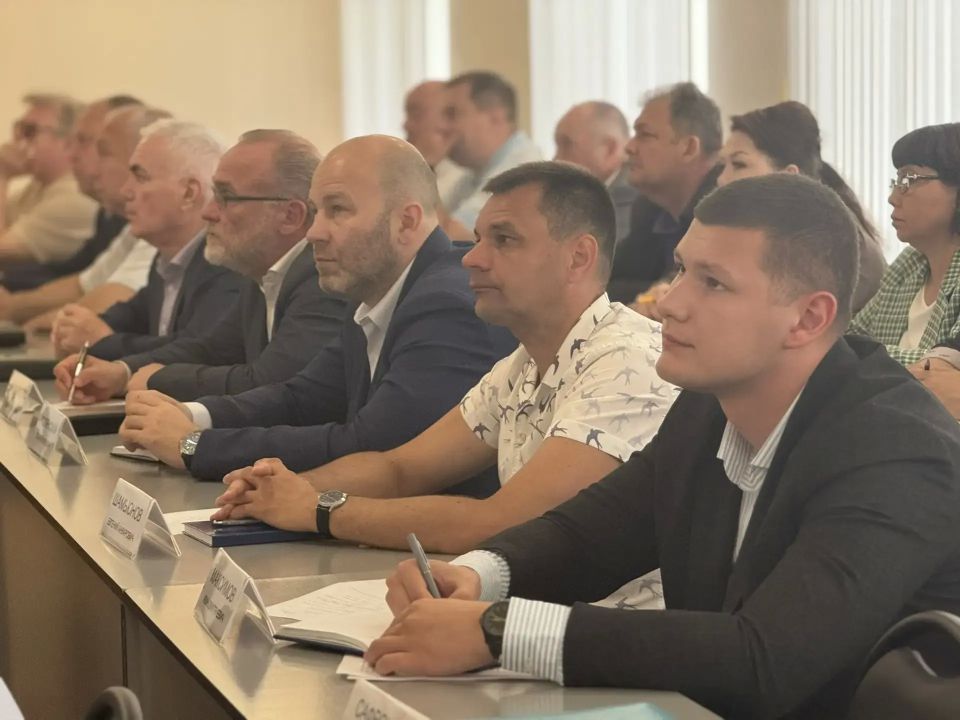Еженедельно подводим итоги работ в сфере благоустройства с руководителями коммунальных предприятий и определяем основные направления на ближайшее время Еженедельно подводим итоги работ в сфере благоустройства с руководителями коммунальных предприятий и определяем основные направления на ближайшее время
