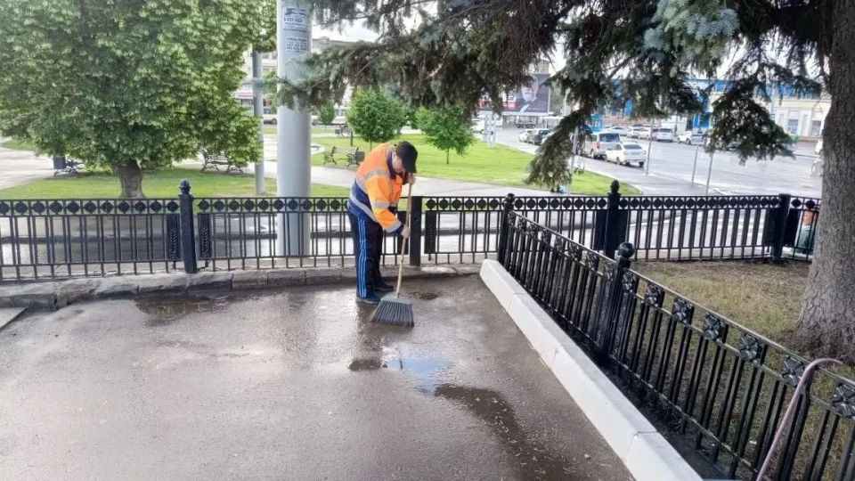 Продолжаются работы по благоустройству Продолжаются работы по благоустройству