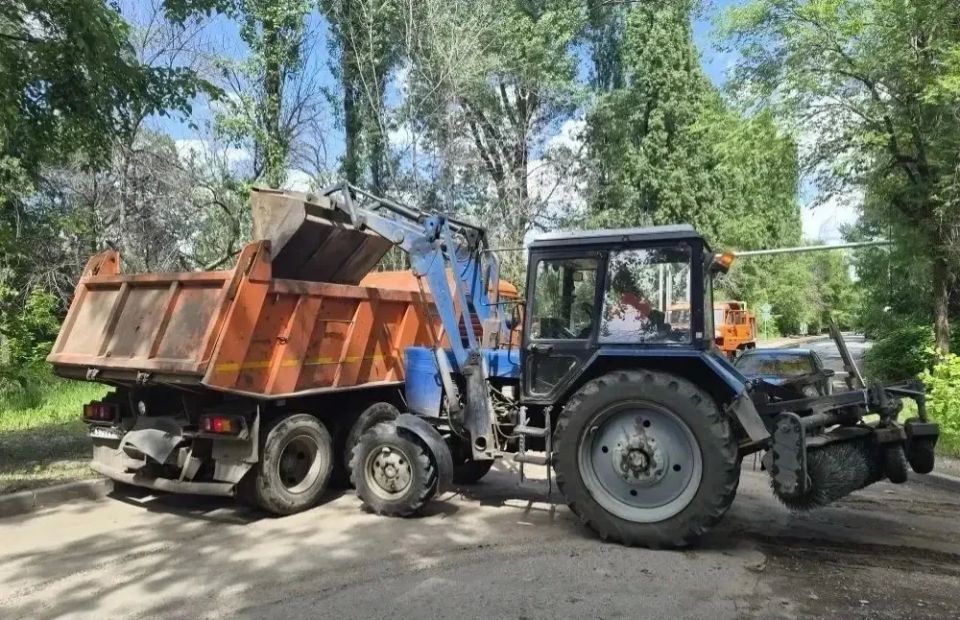 Продолжаются работы по благоустройству Продолжаются работы по благоустройству