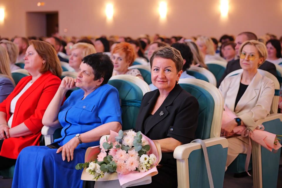 В День социального работника, который отмечается 8 июня, в Правительстве Саратовской области губернатор Роман Бусаргин вручил ведомственные награды и почетные грамоты представителям этой сферы В День социального работника, который отмечается 8 июня, в Правительстве Саратовской области губернатор Роман Бусаргин вручил ведомственные награды и почетные грамоты представителям этой сферы