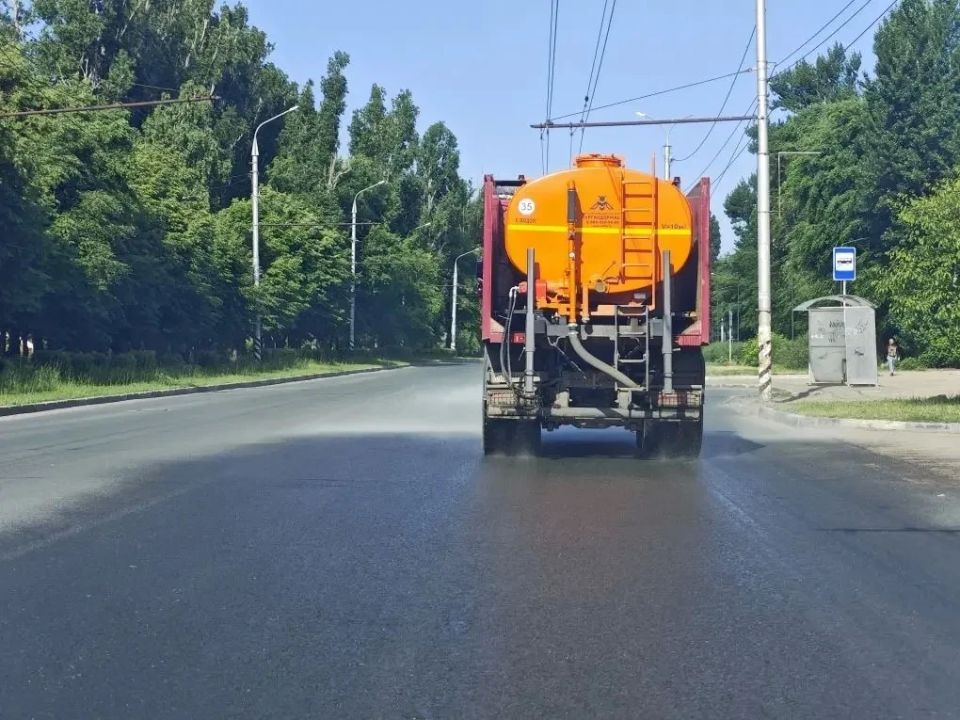 Полив дорог, покос травы, уборка общественных территорий: «Комбинат благоустройства» наводит порядок на городских улицах Полив дорог, покос травы, уборка общественных территорий: «Комбинат благоустройства» наводит порядок на городских улицах