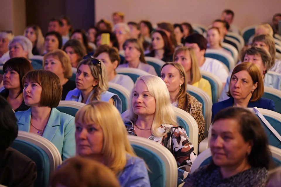 В День социального работника, который отмечается 8 июня, в Правительстве Саратовской области губернатор Роман Бусаргин вручил ведомственные награды и почетные грамоты представителям этой сферы В День социального работника, который отмечается 8 июня, в Правительстве Саратовской области губернатор Роман Бусаргин вручил ведомственные награды и почетные грамоты представителям этой сферы