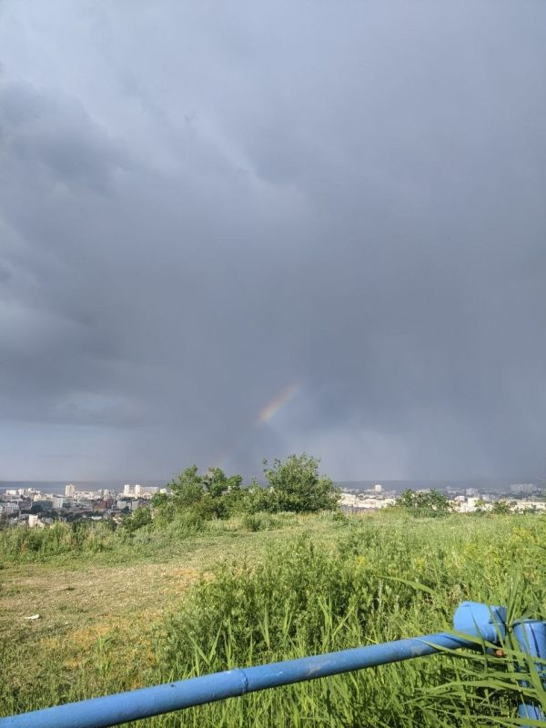 Радуга над Саратовом. По прогнозам синоптиков, сегодня местами по Саратовской области ожидаются небольшой дождь, гроза Радуга над Саратовом. По прогнозам синоптиков, сегодня местами по Саратовской области ожидаются небольшой дождь, гроза