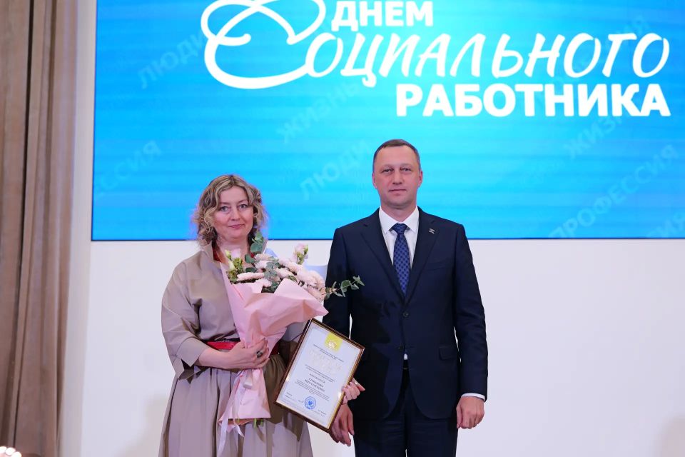 В День социального работника, который отмечается 8 июня, в Правительстве Саратовской области губернатор Роман Бусаргин вручил ведомственные награды и почетные грамоты представителям этой сферы В День социального работника, который отмечается 8 июня, в Правительстве Саратовской области губернатор Роман Бусаргин вручил ведомственные награды и почетные грамоты представителям этой сферы