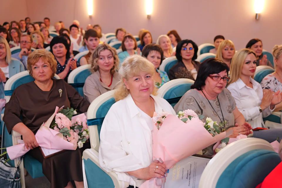 В День социального работника, который отмечается 8 июня, в Правительстве Саратовской области губернатор Роман Бусаргин вручил ведомственные награды и почетные грамоты представителям этой сферы В День социального работника, который отмечается 8 июня, в Правительстве Саратовской области губернатор Роман Бусаргин вручил ведомственные награды и почетные грамоты представителям этой сферы