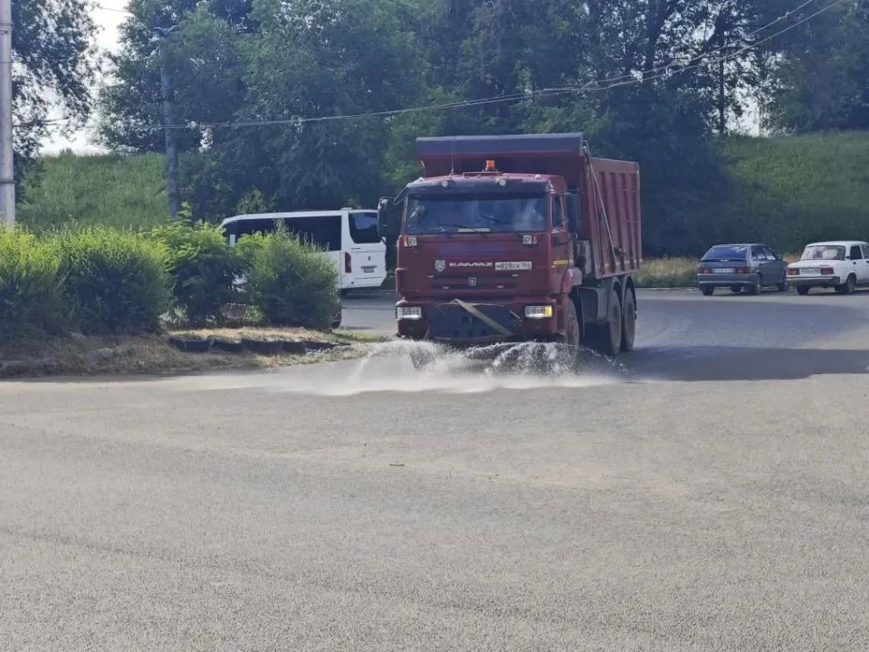 Полив дорог, покос травы, уборка общественных территорий: «Комбинат благоустройства» наводит порядок на городских улицах Полив дорог, покос травы, уборка общественных территорий: «Комбинат благоустройства» наводит порядок на городских улицах