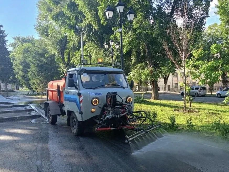 Продолжаются работы по благоустройству Продолжаются работы по благоустройству