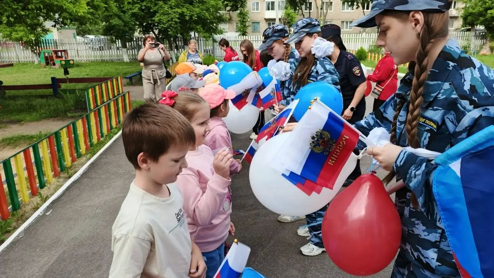 Аткарские полицейские и их юные помощники встретились с дошколятами в преддверии Дня России Аткарские полицейские и их юные помощники встретились с дошколятами в преддверии Дня России