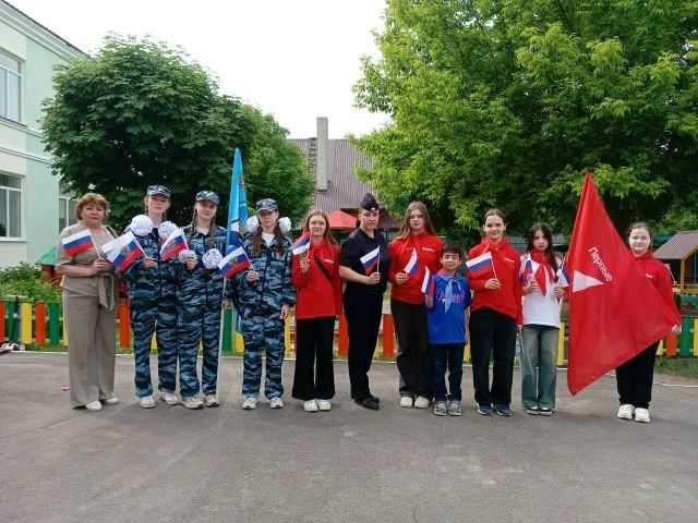 Аткарские полицейские и их юные помощники встретились с дошколятами в преддверии Дня России Аткарские полицейские и их юные помощники встретились с дошколятами в преддверии Дня России
