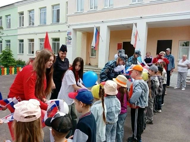 Аткарские полицейские и их юные помощники встретились с дошколятами в преддверии Дня России Аткарские полицейские и их юные помощники встретились с дошколятами в преддверии Дня России
