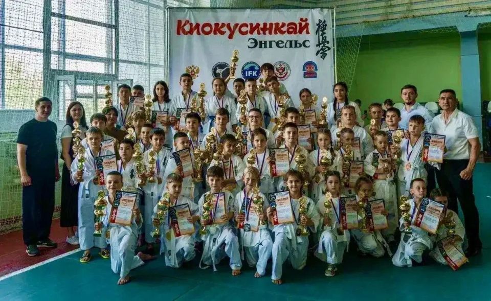 На базе трехзального спортивного комплекса спортивной школы "Центральная" прошло открытое Первенство Энгельсского муниципального района по киокусинкай среди мальчиков 10-11 лет, юношей и девушек 12-13 лет