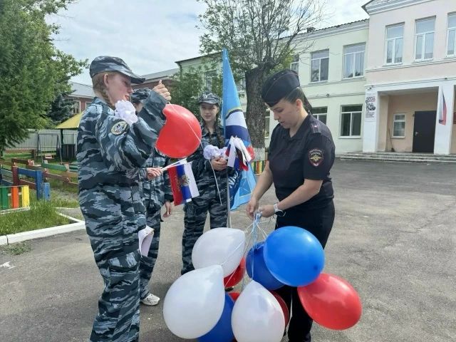 Аткарские полицейские и их юные помощники встретились с дошколятами в преддверии Дня России Аткарские полицейские и их юные помощники встретились с дошколятами в преддверии Дня России