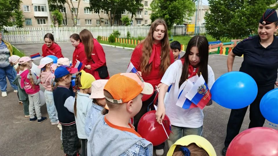 Аткарские полицейские и их юные помощники встретились с дошколятами в преддверии Дня России Аткарские полицейские и их юные помощники встретились с дошколятами в преддверии Дня России