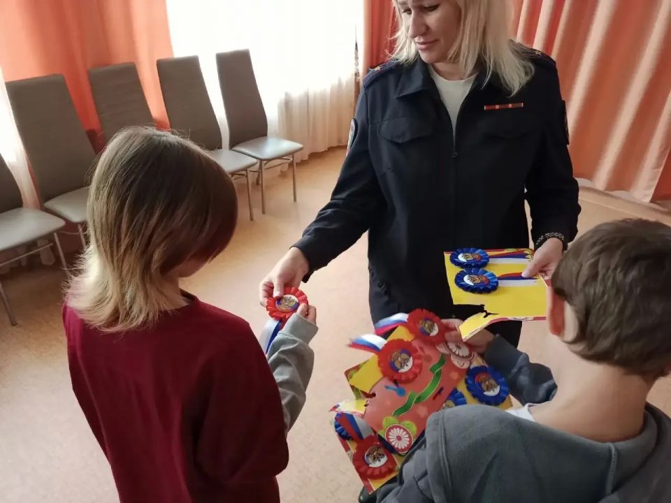 В преддверии Дня России сотрудники саратовской полиции поддержали акцию «Родиной горжусь» В преддверии Дня России сотрудники саратовской полиции поддержали акцию «Родиной горжусь»